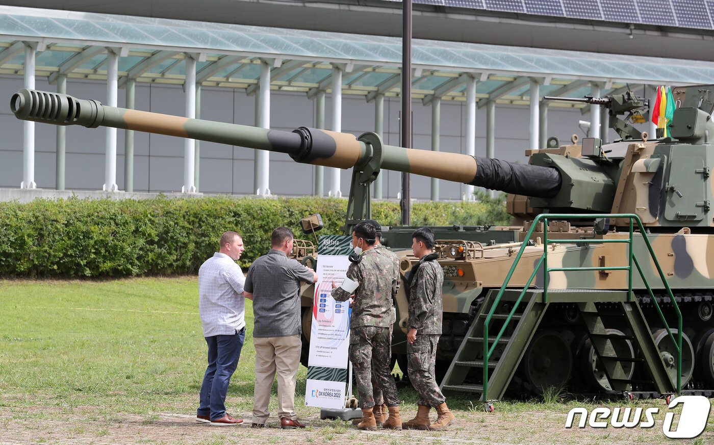 본문 이미지 - 20일 경기도 고양시 일산 킨텍스 야외 전시장에서 대한민국 방위산업전 2022(Defense & Security Expo Korea 2022)을 찾은 외국인 방문객들이 군 관계자들에게 K9A1 자주포에 대한 설명을 듣고 있다. 올해 5회째를 맞이한 대한민국 방위산업전은 아시아 최고의 국방 및 방산 네트워킹 플랫폼이자 지상무기 전문 방위산업전시회로 오는 25일까지 열린다. 2022.9.20/뉴스1 ⓒ News1 김진환 기자