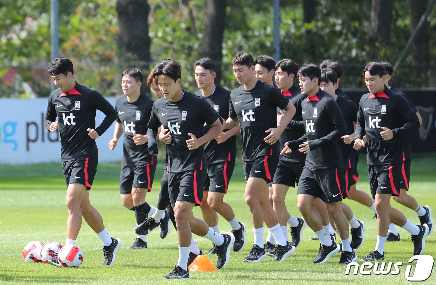 대한민국 축구대표팀이 20일 오전 경기 파주 국가대표 트레이닝센터&#40;NFC&#41;에서 훈련을 하고 있다. 파울루 벤투 감독이 이끄는 대한민국 축구대표팀은 오는 23일 고양종합운동장에서 코스타리카와 맞대결을 펼친 뒤, 27일 서울월드컵경기장에서 카메룬을 상대한다. 2022.9.20/뉴스1 ⓒ News1 이광호 기자