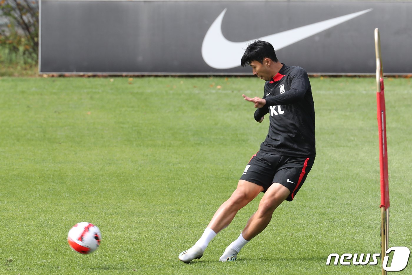 대한민국 축구대표팀 손흥민이 20일 오전 경기 파주 국가대표 트레이닝센터&#40;NFC&#41;에서 훈련을 하고 있다. 파울루 벤투 감독이 이끄는 대한민국 축구대표팀은 오는 23일 고양종합운동장에서 코스타리카와 맞대결을 펼친 뒤, 27일 서울월드컵경기장에서 카메룬을 상대한다. 2022.9.20/뉴스1 ⓒ News1 이광호 기자