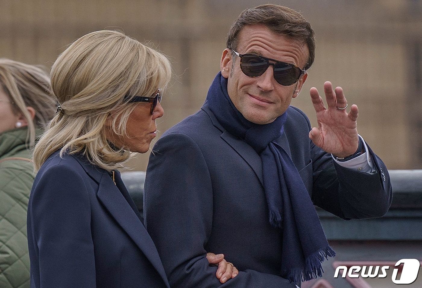 본문 이미지 - 엘리자베스 2세 영국 여왕의 장례식 참석을 위해 하루 전날 런던을 찾은 에마뉘엘 마크롱 프랑스 대통령과 브리짓 마크롱 여사는 고가의 캐주얼한 차림으로 '관광 왔냐'는 비난을 샀다. 2022. 9. 18. ⓒ AFP=뉴스1 ⓒ News1 최서윤 기자