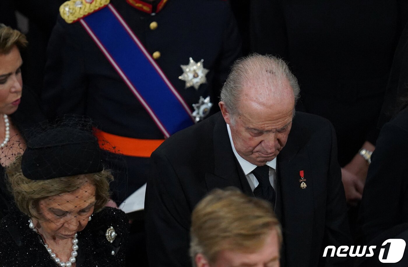 본문 이미지 - 부패 스캔들에 휘말린 후안 카를로스 스페인 전 국왕과 소피아 왕대비가 19일 웨스트민스터 사원에서 열린 영국 여왕 영결식에 참석한 모습. 2022. 9. 19. ⓒ 로이터=뉴스1 ⓒ News1 최서윤 기자
