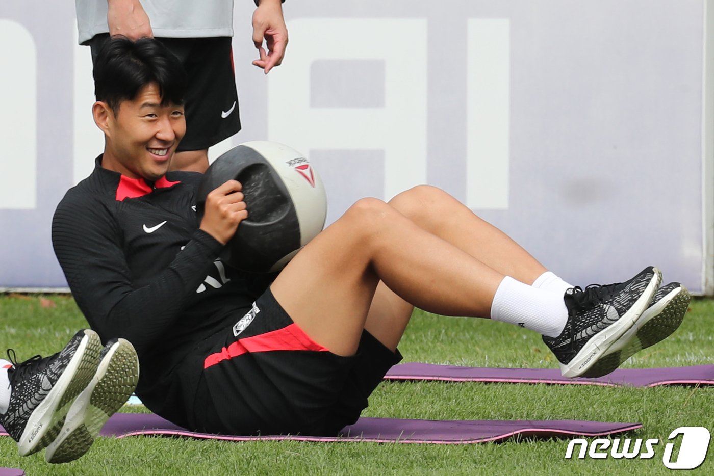 대한민국 축구대표팀 손흥민 선수가 20일 오전 경기 파주 국가대표 트레이닝센터&#40;NFC&#41;에서 훈련을 하고 있다. 파울루 벤투 감독이 이끄는 대한민국 축구대표팀은 오는 23일 고양종합운동장에서 코스타리카와 맞대결을 펼친 뒤, 27일 서울월드컵경기장에서 카메룬을 상대한다. 2022.9.20/뉴스1 ⓒ News1 이광호 기자