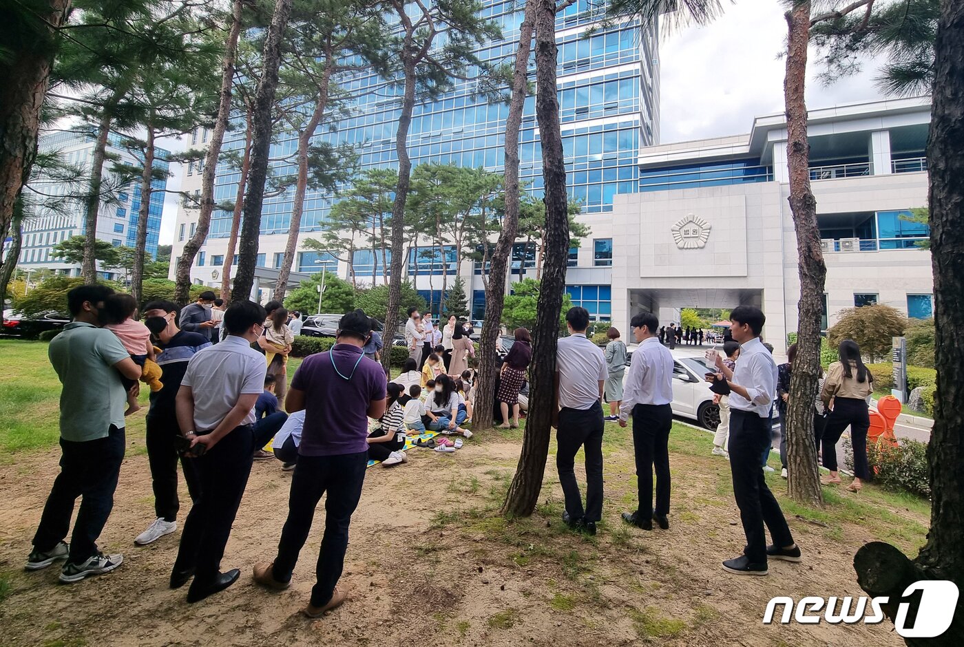 본문 이미지 - 20일 낮 12시28분쯤 충북 청주지방법원에 폭발물을 설치했다는 신고가 접수돼 법원 직원 등이 대피해 있다. 2022.9.20/뉴스1 ⓒ News1 김용빈 기자