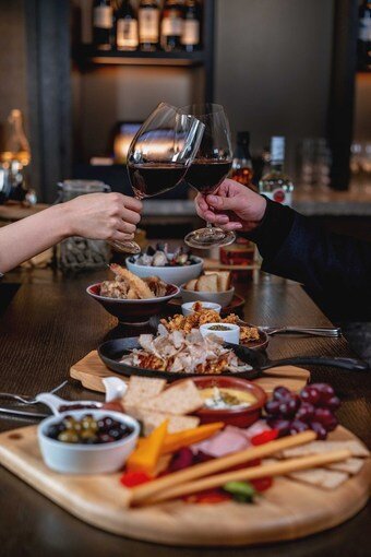 본문 이미지 - 조각보 바이츠 앤 와인 바(안다즈 서울 강남 제공)