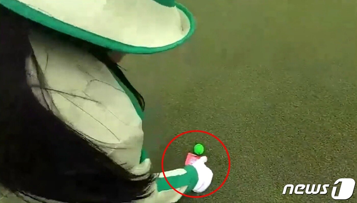 본문 이미지 - 태국인 여성 캐디가 공을 주우면서 받은 콘돔을 내려놓는 모습. (트위터 갈무리)