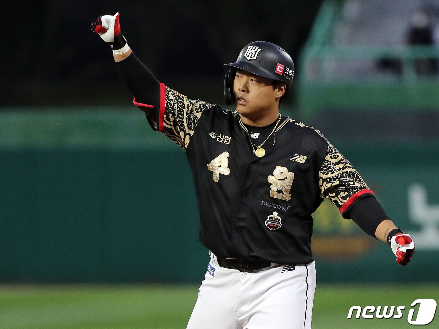 본문 이미지 - 20일 오후 인천시 미추홀구 SSG 랜더스필드에서 열린 프로야구 '2022 신한은행 SOL KBO리그' kt 위즈와 SSG 랜더스의 경기, kt 강백호가 1회초 2사 1,2루에서 적시타를 친 후 더그아웃을 향해 세리머니를 하고 있다. 2022.9.20/뉴스1 ⓒ News1 김진환 기자