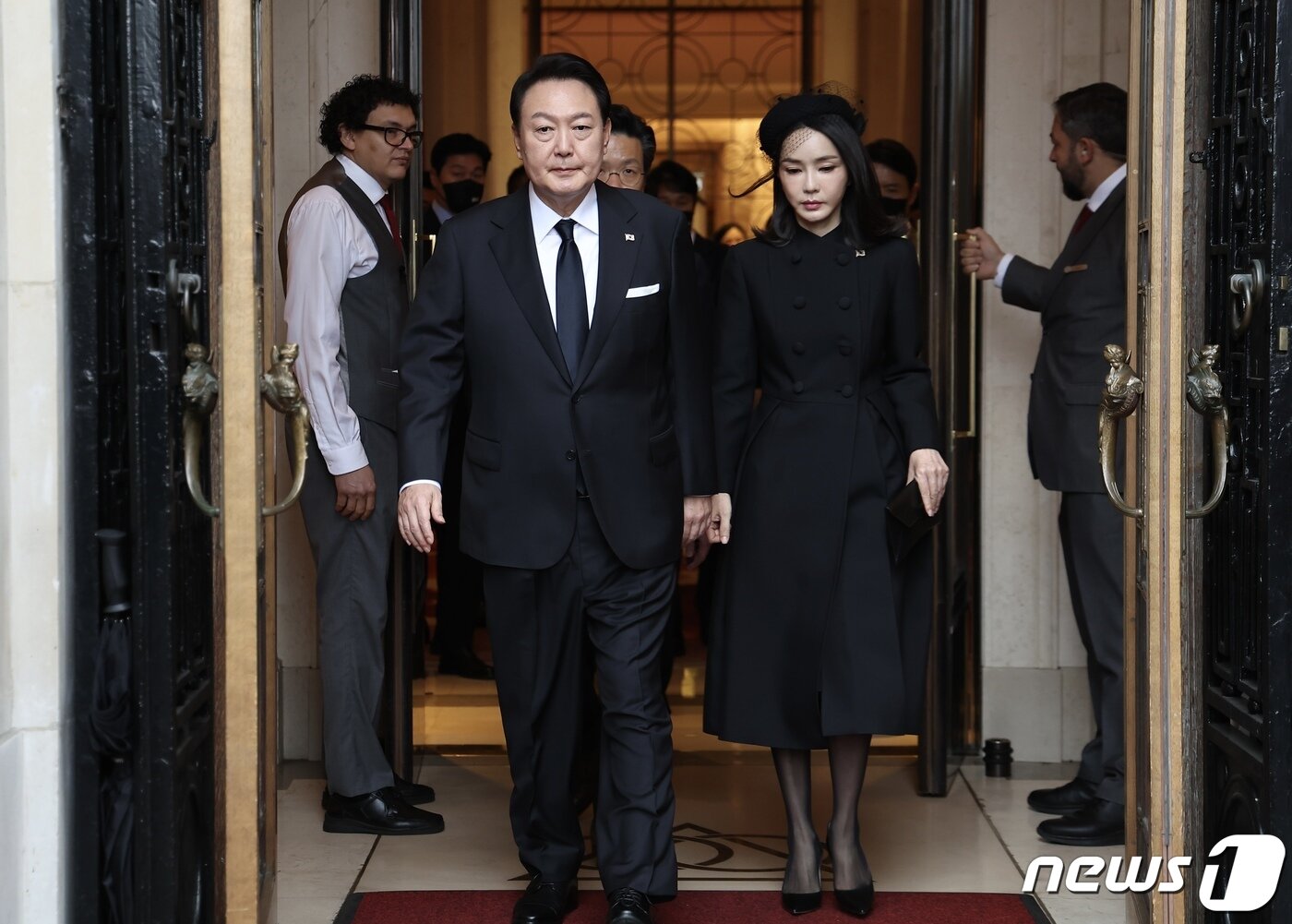 본문 이미지 - 윤석열 대통령과 김건희 여사가 19일(현지시간) 런던 웨스트민스터 사원에서 열린 고 엘리자베스 2세 여왕 국장에 참석하기 위해 호텔을 나서고 있다. (대통령실 제공) 2022.9.20/뉴스1 ⓒ News1 오대일 기자