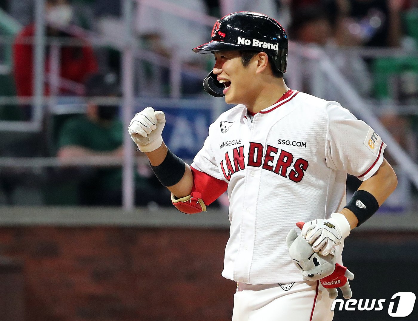 본문 이미지 - 20일 오후 인천시 미추홀구 SSG 랜더스필드에서 열린 프로야구 '2022 신한은행 SOL KBO리그' kt 위즈와 SSG 랜더스의 경기, SSG 김민식이 4회말 2사 1,2루에서 역전 스리런 홈런을 친 후 환하게 웃으며 홈을 밟고 있다. 2022.9.20/뉴스1 ⓒ News1 김진환 기자