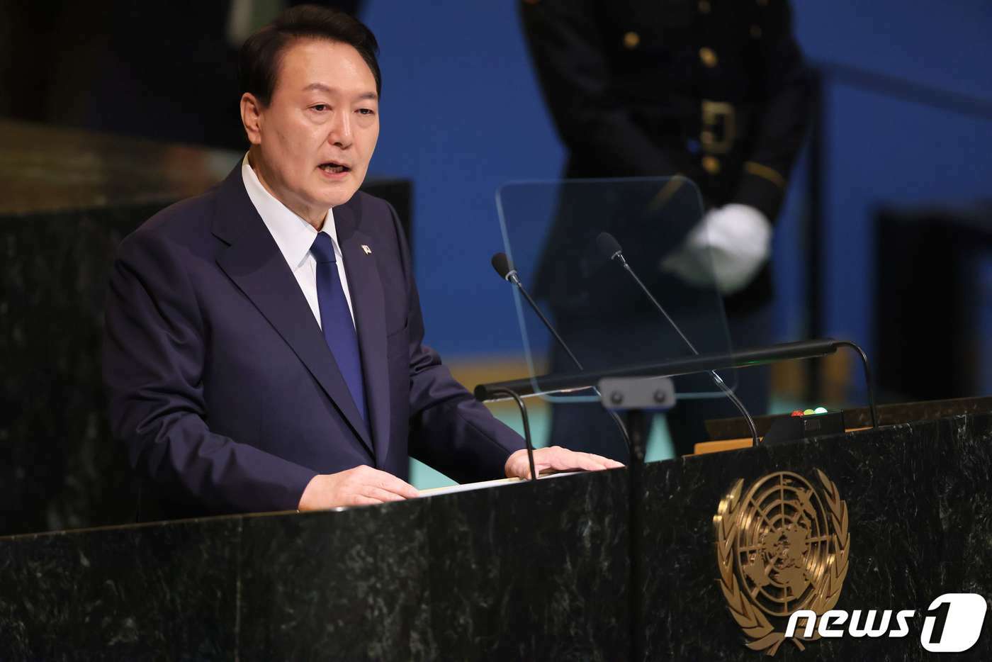 본문 이미지 - 윤석열 대통령이 20일(현지시간) 미국 뉴욕에서 열린 유엔 총회에 참석해 기조연설을 하고 있다. ⓒ AFP=뉴스1