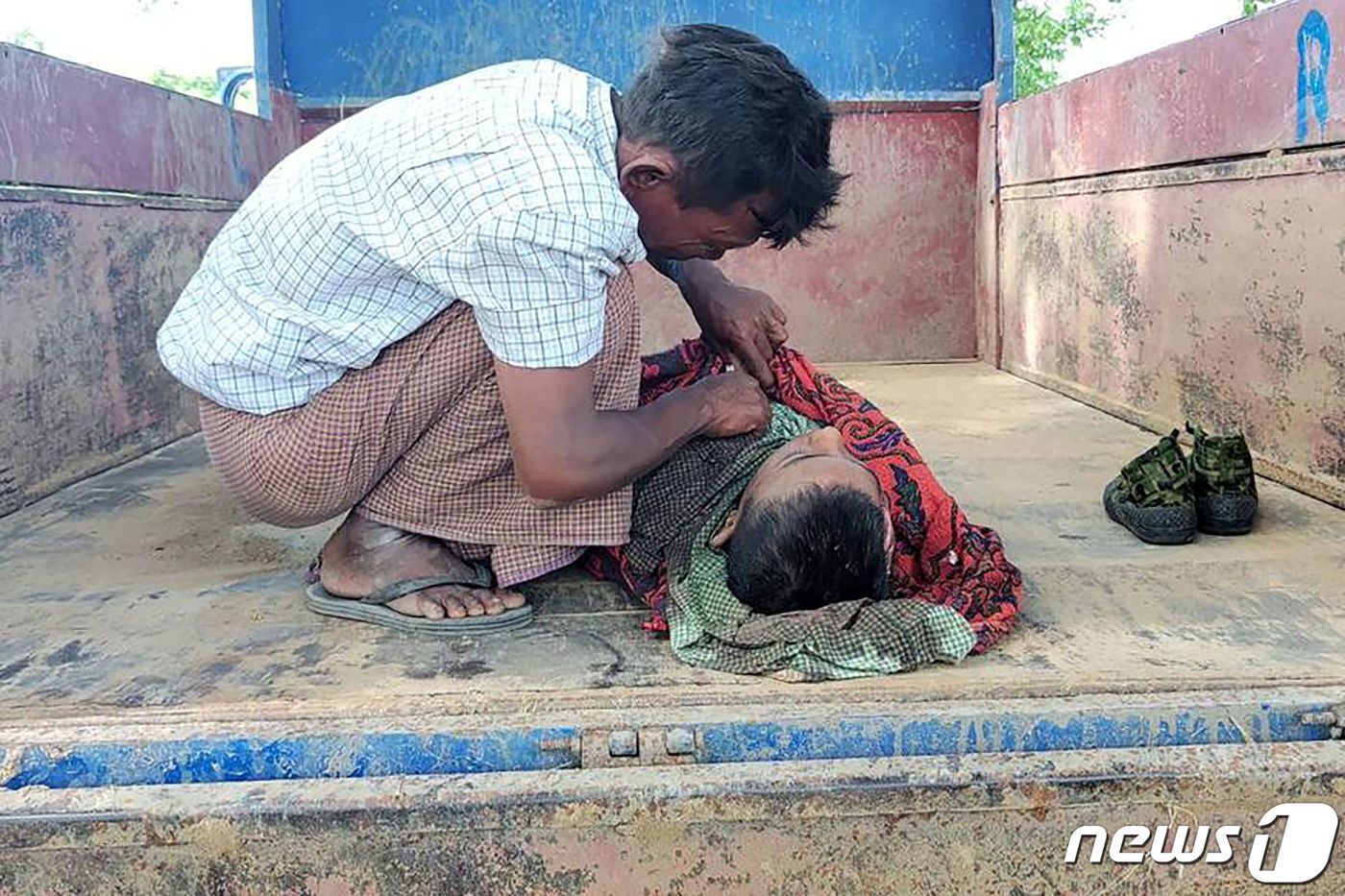 본문 이미지 - 17일(현지시간) 미얀마 북서부 사가잉 지역의 한 학교에서 미얀마 군부의 공습으로 사망한 학생. 2022.09.17/뉴스1 ⓒ AFP=뉴스1 ⓒ News1