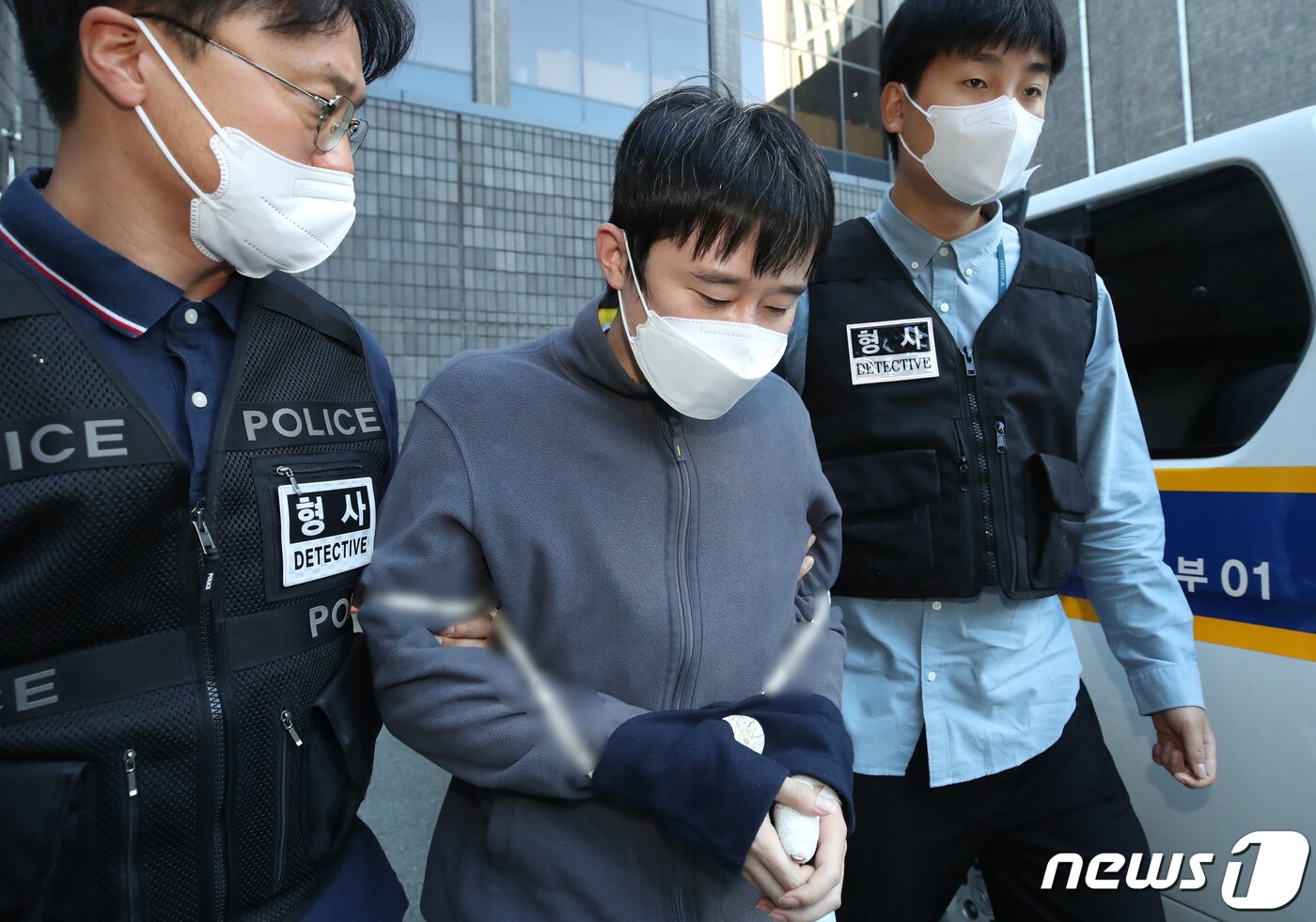 본문 이미지 - '신당역 스토킹 살인사건'의 피의자 전주환이 21일 오전 서울 서초구 서울중앙지방검찰청으로 송치되고 있다. 전주환은 지난 14일 오후 9시께 서울 지하철 2호선 신당역 내부 화장실에서 자신과 서울교통공사 입사 동기였던 여성 역무원에게 흉기를 휘둘러 살해해 특정범죄 가중처벌 등에 관한 법률상 보복살인 혐의를 받고 있다. 2022.9.21/뉴스1 ⓒ News1 송원영 기자