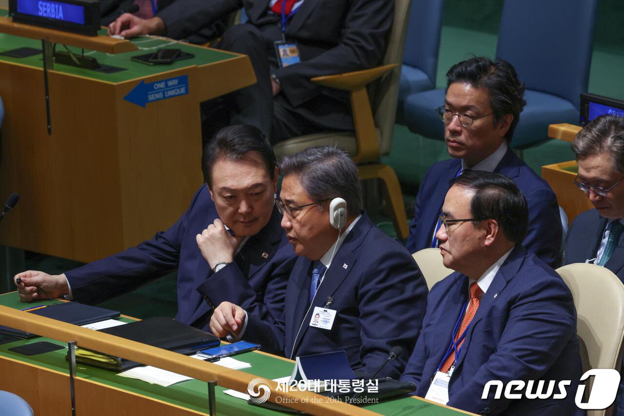 본문 이미지 - 윤석열 대통령이 20일(현지시간) 미국 뉴욕에서 열린 제77차 유엔총회 첫 세션에서 박진 외교장관과 대화를 나누고 있다. (대통령실 제공) 2022.9.21/뉴스1 ⓒ News1 오대일 기자