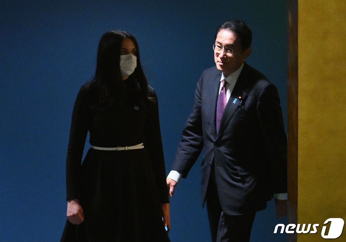 본문 이미지 - 기시다 후미오 일본 총리가 20일 (현지시간) 뉴욕 유엔 본부에서 열린 77차 유엔 총회에서 연설을 하기 위해 도착을 하고 있다. ⓒ AFP=뉴스1 ⓒ News1 우동명 기자