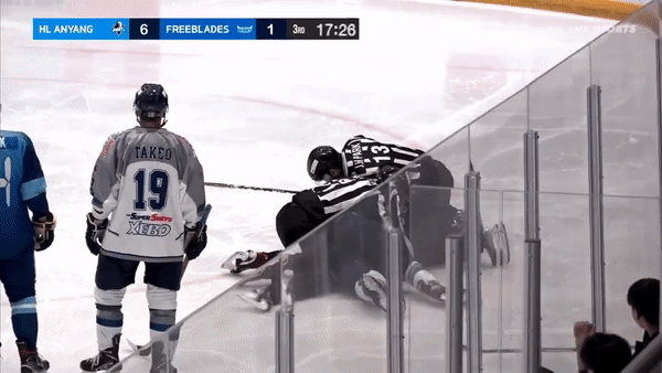 본문 이미지 - 심판의 제지 후 헬멧을 벗는 남희두. (온더스포츠)