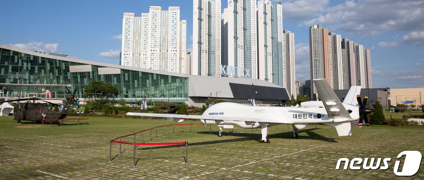 본문 이미지 - ‘대한민국 방위산업전(DX KOREA) 2022'에 전시된 '중고도 무인기' 실물. (대한항공 제공) 2022.9.21/뉴스1