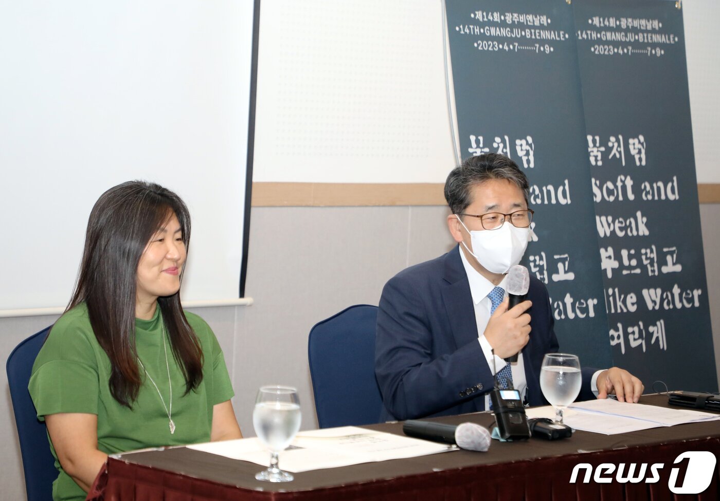 본문 이미지 - 박양우 광주비엔날레 대표이사와 이숙경 예술감독이 광주 서구 홀리데이인호텔에서 열린 제14회 광주비엔날레 참여작가 발표 기자회견에서 작가와 작품을 설명하고 있다. 2022.9.21/뉴스1 ⓒ News1 이수민 기자