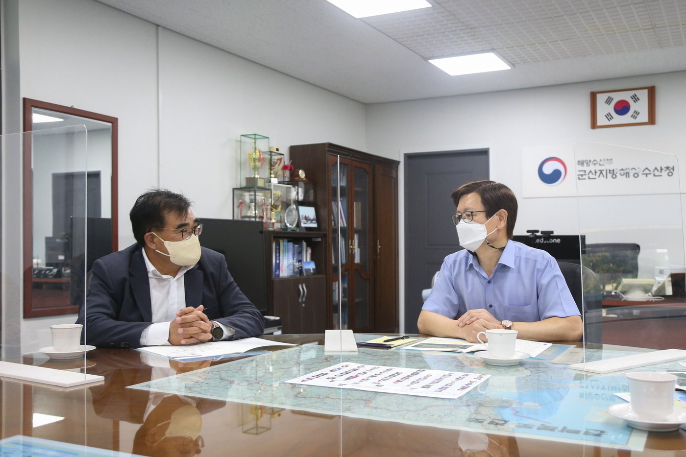 김기웅 서천군수&#40;왼쪽&#41;가 김해기 군산지방해양수산청장과 면담하고 있다. &#40;서천군 제공&#41;