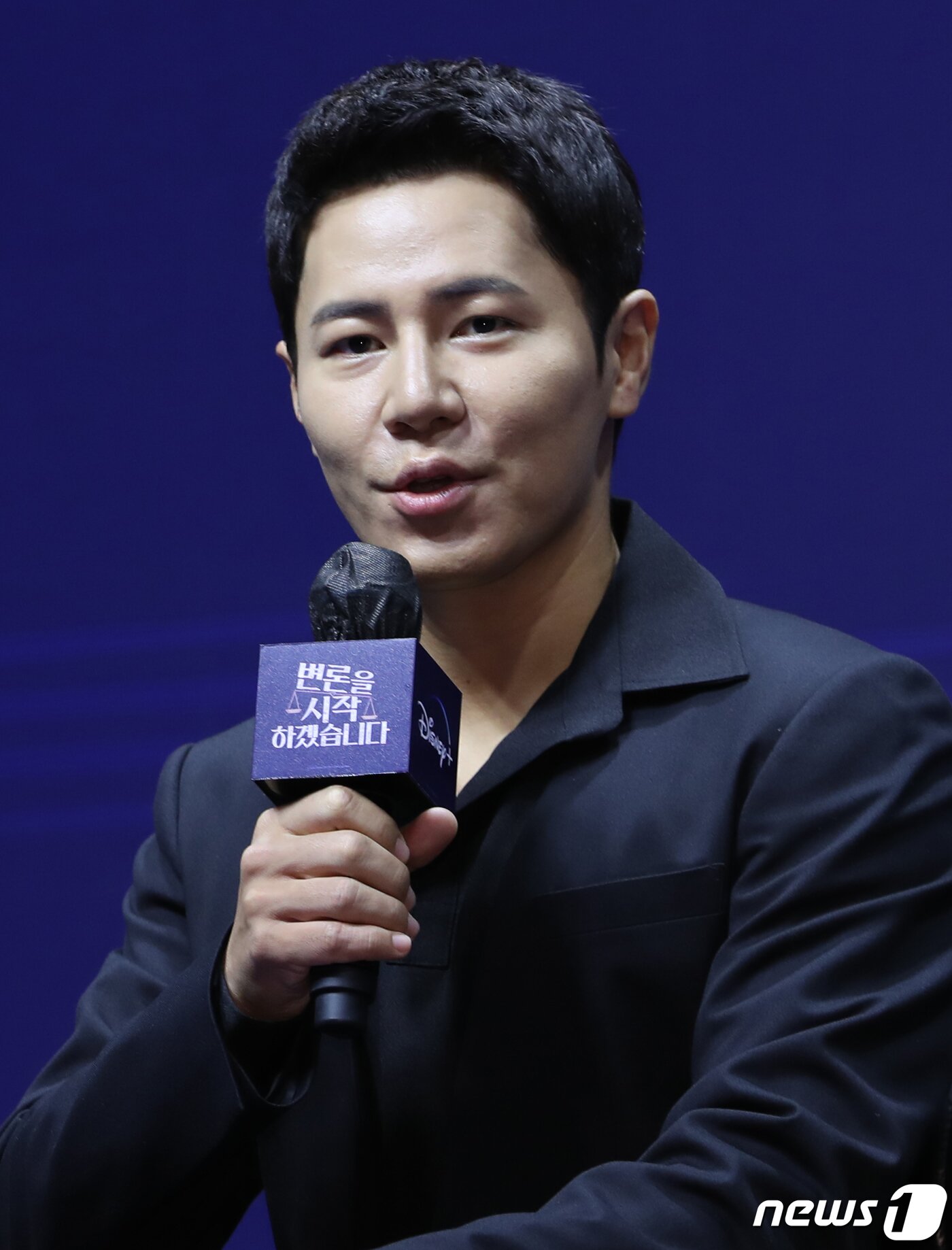 본문 이미지 - 배우 이규형이 21일 오전 서울 중구 웨스틴조선에서 열린 디즈니+ 오리지널 시리즈 '변론을 시작하겠습니다’ 제작발표회에서 인사말을 하고 있다. ‘변론을 시작하겠습니다’는 성공을 위해 무엇이든 물어뜯는 독종 변호사 노착희(정려원 분)와 꽂히면 물불 안 가리는 별종 변호사 좌시백(이규형 분), 극과 극인 두 변호사가 함께 일하며 맞닥뜨리는 사건 속 숨겨진 진실을 추적하는 법정 미스터리 드라마다. 2022.9.21/뉴스1 ⓒ News1 권현진 기자