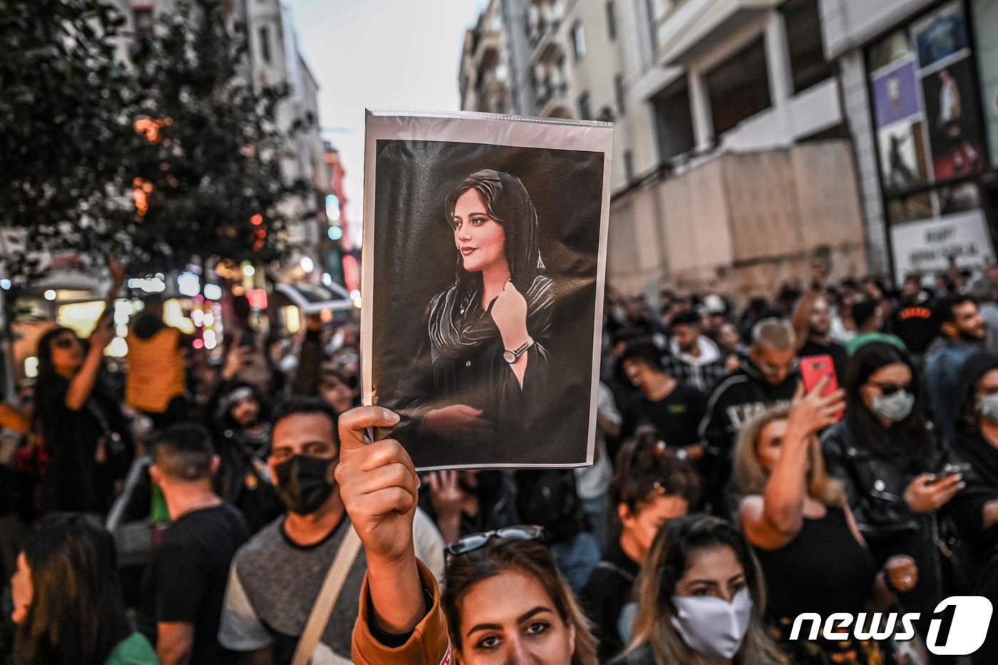 본문 이미지 - 히잡 규칙을 준수하지 않았다는 이유로 22살 이란 여성이 '도덕경찰'에 구타 당해 숨진 가운데, 이를 규탄하는 시위가 발생했다고 현지 언론이 21일(현지시간) 보도했다. ⓒ AFP=뉴스1 ⓒ News1 이서영 기자