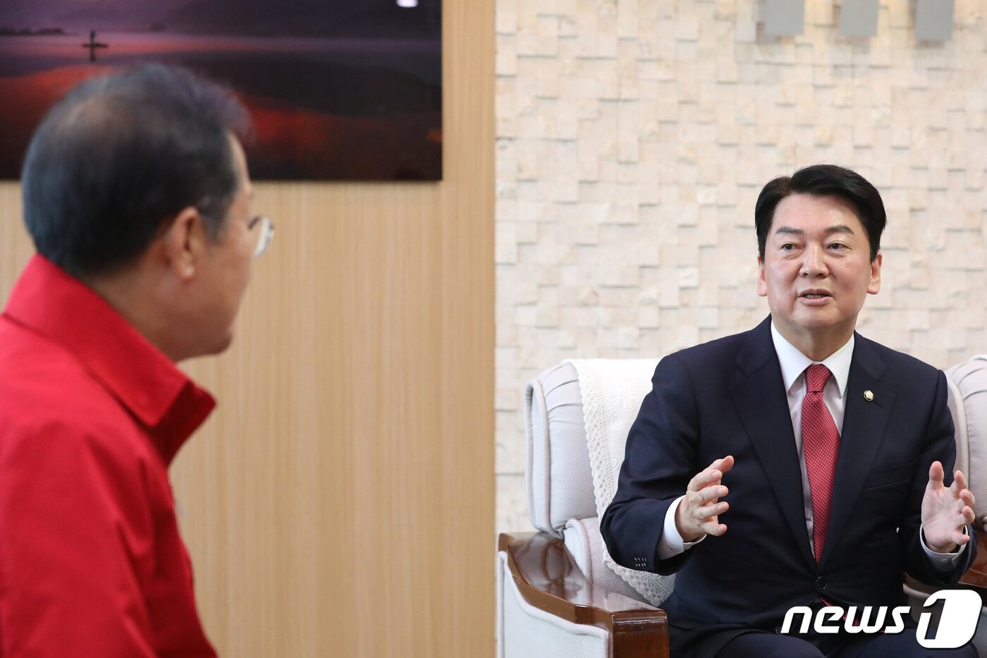 본문 이미지 - 안철수 국민의힘 의원이 지난해 9월 21일 오전 대구시청 산격청사를 찾아 홍준표 대구시장과 환담을 나누고 있다. ⓒ News1 공정식 기자