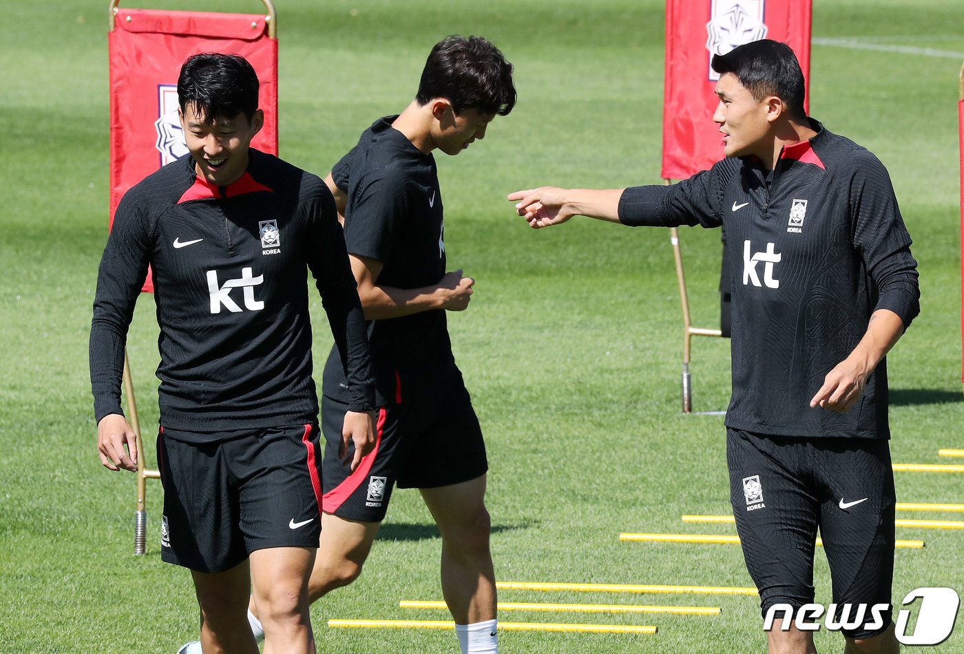 대한민국 축구대표팀 손흥민과 김민재가 21일 오전 경기 파주 국가대표 트레이닝센터&#40;NFC&#41;에서 훈련을 하고 있다. 대한민국 축구대표팀은 오는 23일 고양종합운동장에서 코스타리카와 맞대결을 펼친 뒤, 27일 서울월드컵경기장에서 카메룬을 상대한다. 2022.9.21/뉴스1 ⓒ News1 이동해 기자