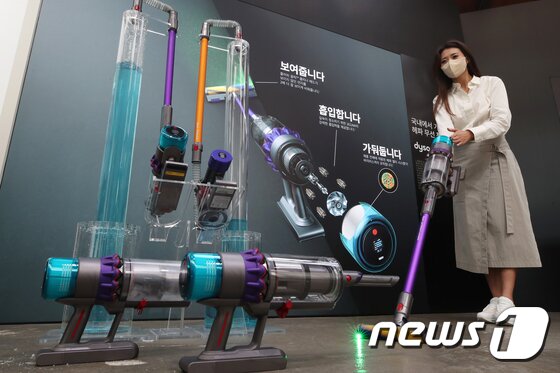 본문 이미지 - 다이슨코리아가 21일 오전 서울 성동구 레이어57에서 헤파 무선 청소기 'Gen5 디텍트'를 선보이고 있다. ⓒ이광호 기자