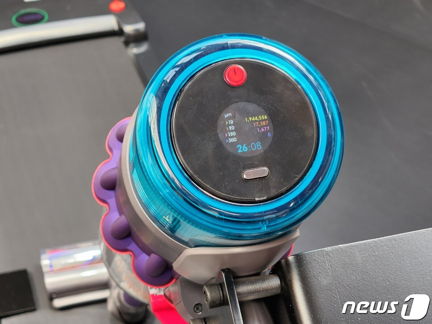 본문 이미지 - 헤파 무선 청소기 '다이슨 Gen5 디텍트' LCD 창에 피조센서를 통해 포착된 먼지 양과 수치가 표시된 모습. ⓒ노우리 기자