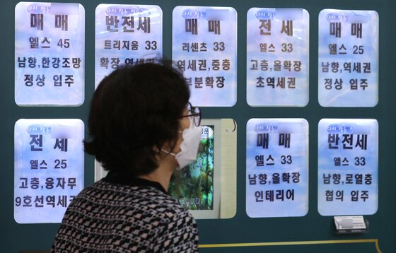 본문 이미지 - 21일 서울 송파구의 한 부동산중개사무소에 매물 안내문이 게시돼 있다. /뉴스1 ⓒ News1 구윤성 기자
