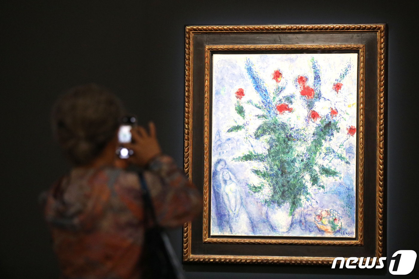 (과천=뉴스1) 이광호 기자 = 21일 경기 과천시 국립현대미술관 과천관에서 열린 '이건희 컬렉션 특별전: 모네와 피카소, 파리의 아름다운 순간들'을 찾은 관람객이 마르크 샤갈의 …