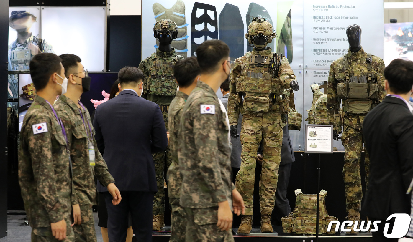 (고양=뉴스1) 이동해 기자 = 21일 경기도 고양시 일산 킨텍스에서 열린 '대한민국 방위산업전 2022(DX KOREA 2022)'에서 관람객들이 전시를 둘러보고 있다.대한민국 …