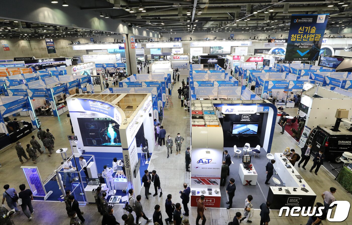본문 이미지 - 21일 경기도 고양시 일산 킨텍스에서 열린 '대한민국 방위산업전 2022(DX KOREA 2022)'에서 관람객들이 전시를 둘러보고 있다. 대한민국 방위산업전은 국내 최대 규모의 지상무기 전시회로, 2014년부터 격년제로 개최하며 올해 5회째다. 2022.9.21/뉴스1 ⓒ News1 이동해 기자