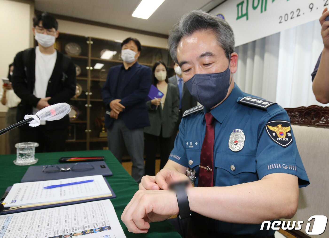 본문 이미지 - 윤희근 경찰청장이 2022년 9월 21일 오후 대전 중부경찰서를 방문해 범죄 피해자보호 대응체계에 대한 현황 및 보완책 등에 대한 토론과 함께 스마트워치 작동 및 즉응태세를 체험하고 있다. 2022.9.21/뉴스1 ⓒ News1 김기태 기자