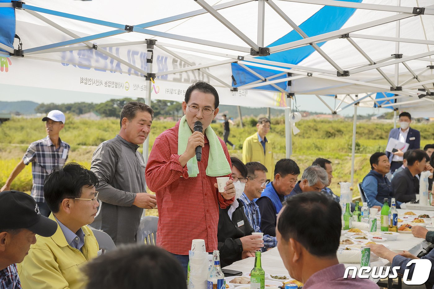 이완섭 서산시장이 인지면 야당1리 들녘에서 농가들과 소통하고 있다&#40;서산시 제공&#41;