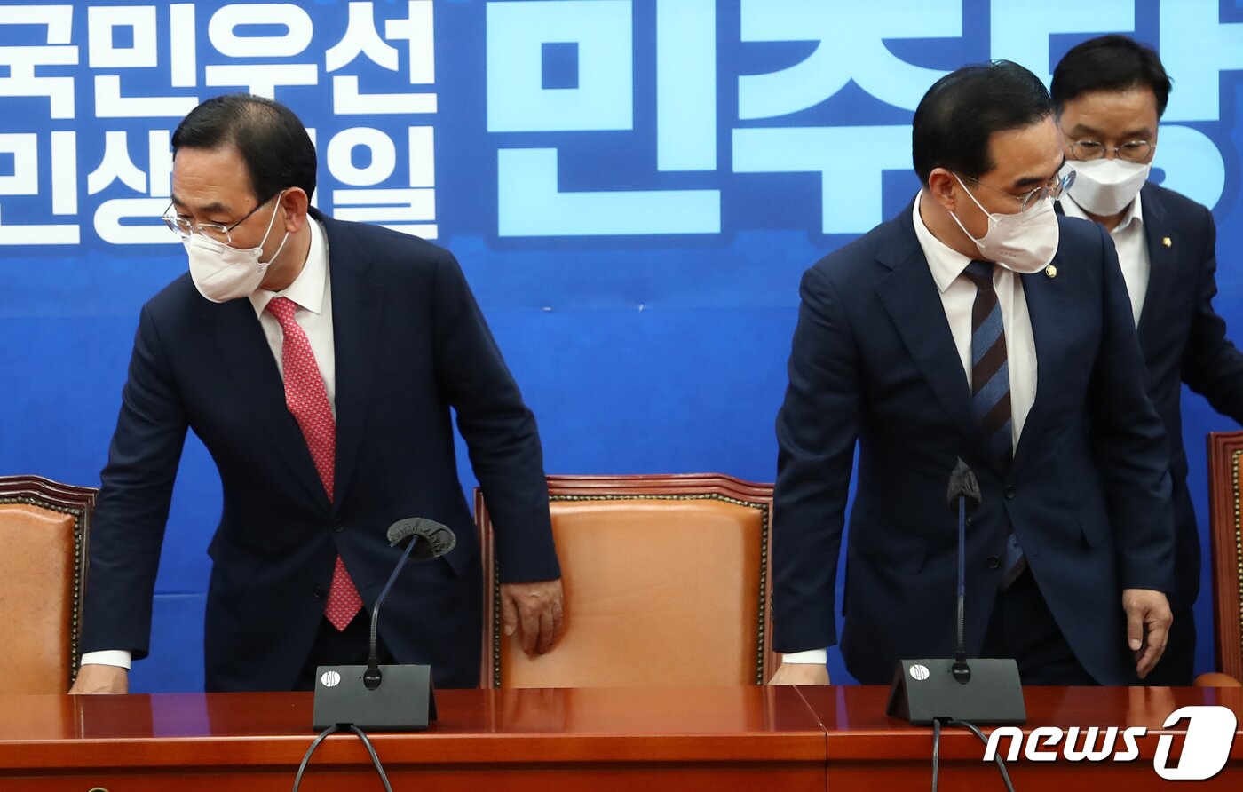 본문 이미지 - 주호영 국민의힘 원내대표(왼쪽)가 21일 서울 여의도 국회 더불어민주당 원내대표실을 예방해 박홍근 원내대표와 자리에 앉고 있다. (공동취재) 2022.9.21/뉴스1 ⓒ News1 허경 기자