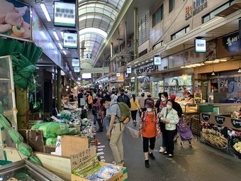 서울 마포구 망원시장 내부에 손님들이 북적인다. ⓒ News1 이민주 기자