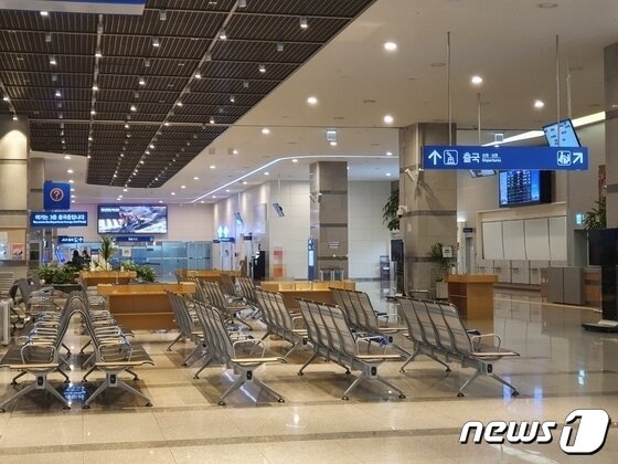 본문 이미지 - 부산항국제여객터미널 3층 출국장이 비어 있다.2021.12.2ⓒ 뉴스1 손연우기자 