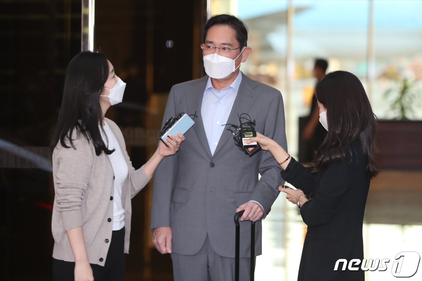 본문 이미지 - 이재용 삼성전자 부회장이 21일 오후 서울 강서구 김포비즈니스공항센터를 통해 귀국하며 취재진 질문에 답하고 있다. 2022.9.21/뉴스1 ⓒ News1 황기선 기자