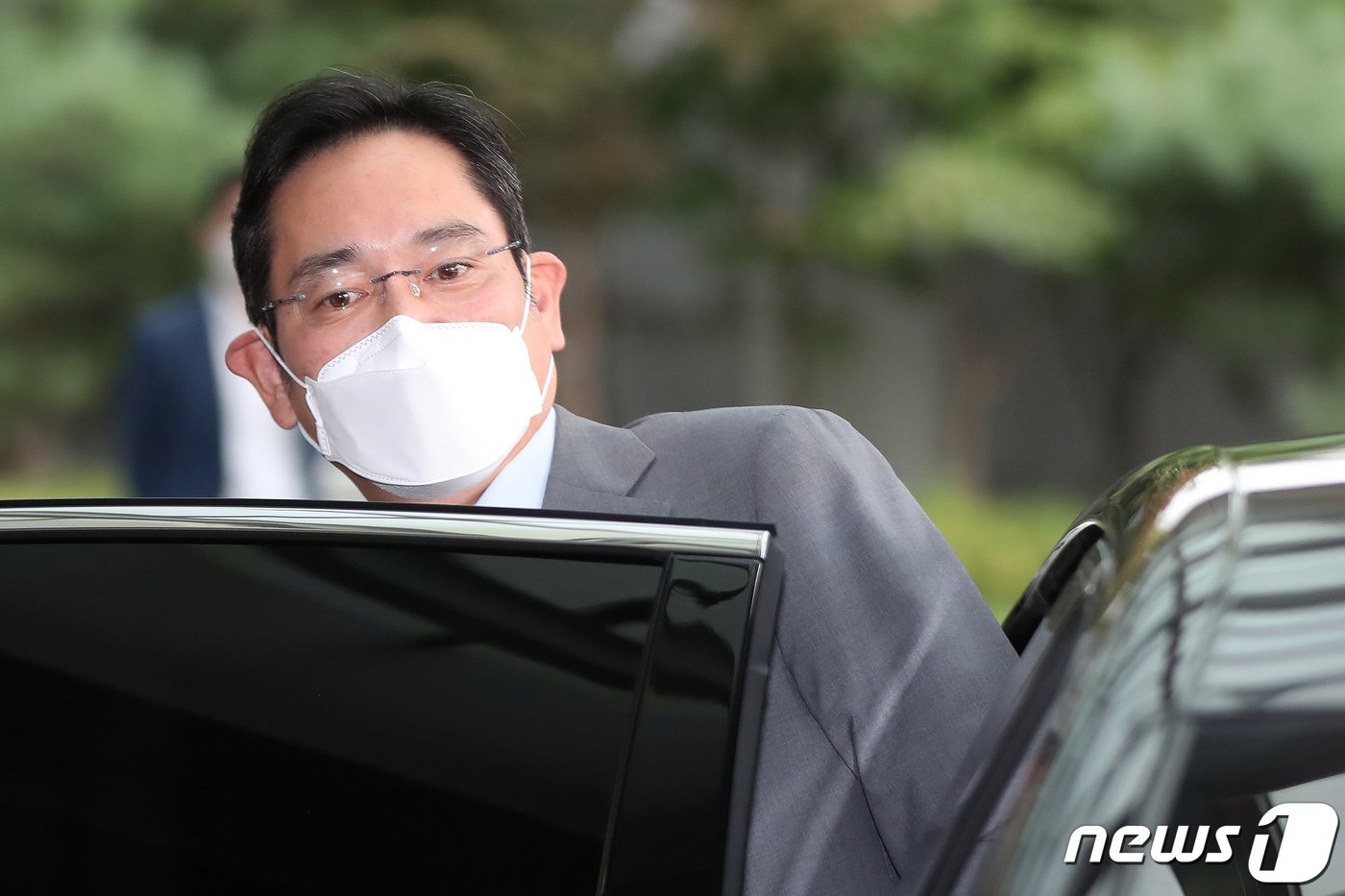 본문 이미지 - 이재용 삼성전자 부회장이 21일 오후 서울 강서구 김포비즈니스공항센터를 통해 귀국해 차량에 탑승하고 있다. 2022.9.21/뉴스1 ⓒ News1 황기선 기자