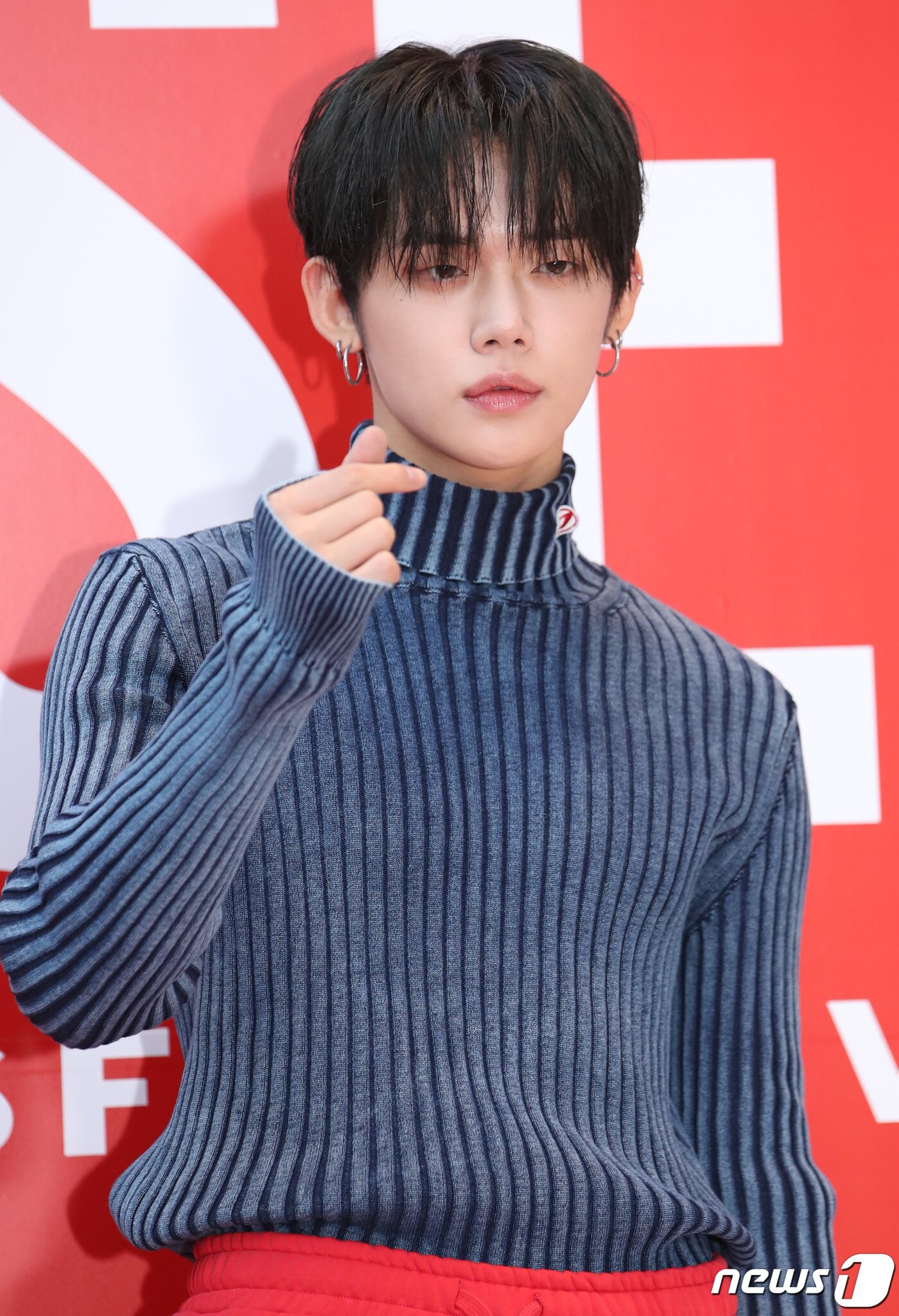 본문 이미지 - 보이그룹 투모로우바이투게더&#40;TXT&#41; 연준이 21일 오후 서울 용산구 한남동 디젤 스토어에서 열린 라이프 스타일 브랜드 디젤&#40;Diesel&#41; 오픈 기념 행사에서 심쿵 하트를 그리고 있다. ⓒ News1 권현진 기자