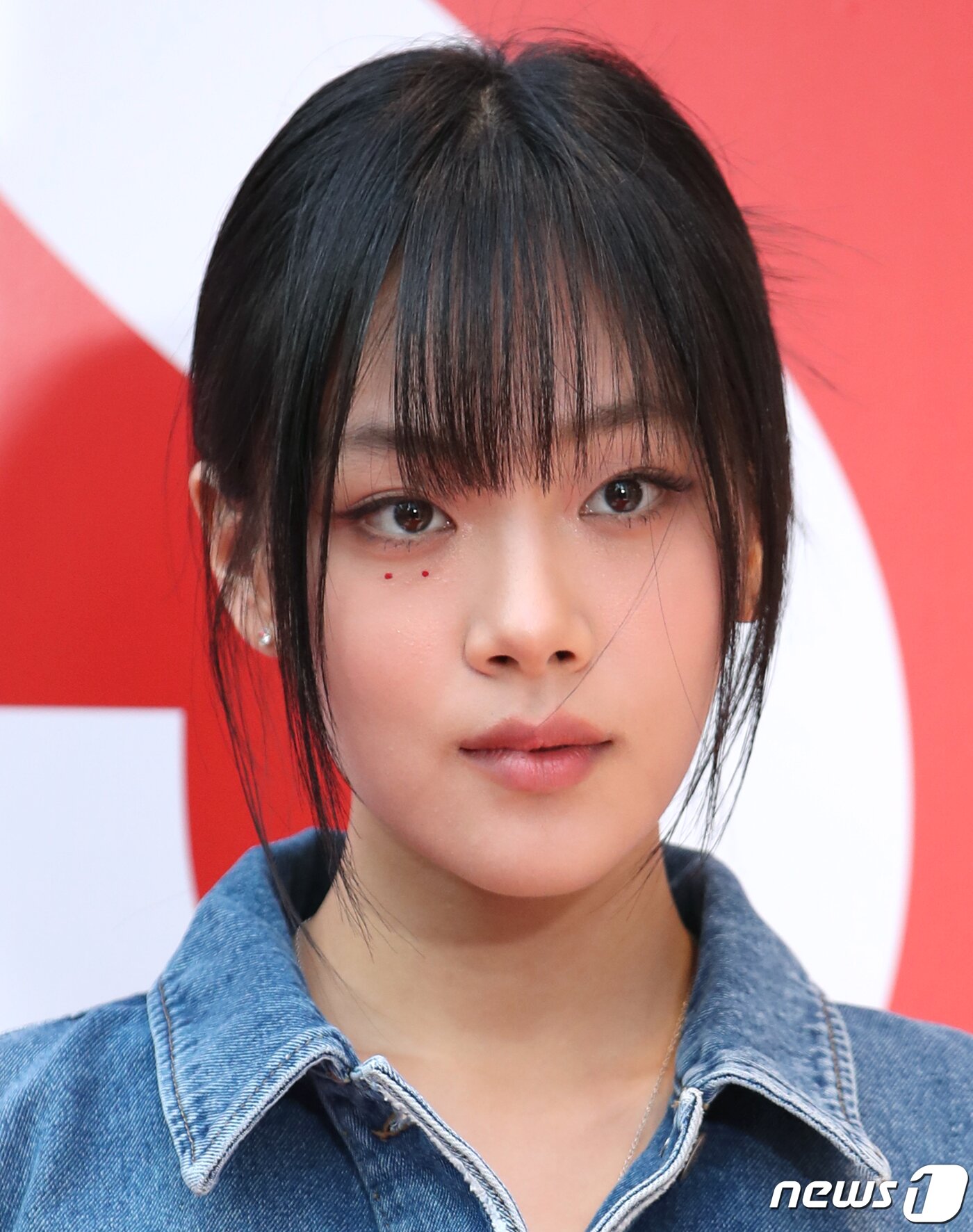 본문 이미지 - 가수 비비가 21일 오후 서울 용산구 한남동 디젤 스토어에서 열린 라이프 스타일 브랜드 디젤(Diesel) 오픈 기념 행사에서 매력을 발산하고 있다. ⓒ News1 권현진 기자