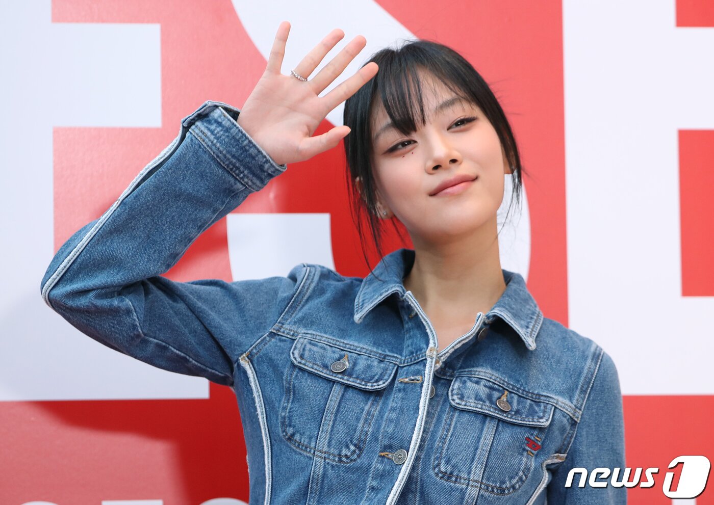 본문 이미지 - 가수 비비가 21일 오후 서울 용산구 한남동 디젤 스토어에서 열린 라이프 스타일 브랜드 디젤(Diesel) 오픈 기념 행사에서 손을 흔들고 있다. ⓒ News1 권현진 기자