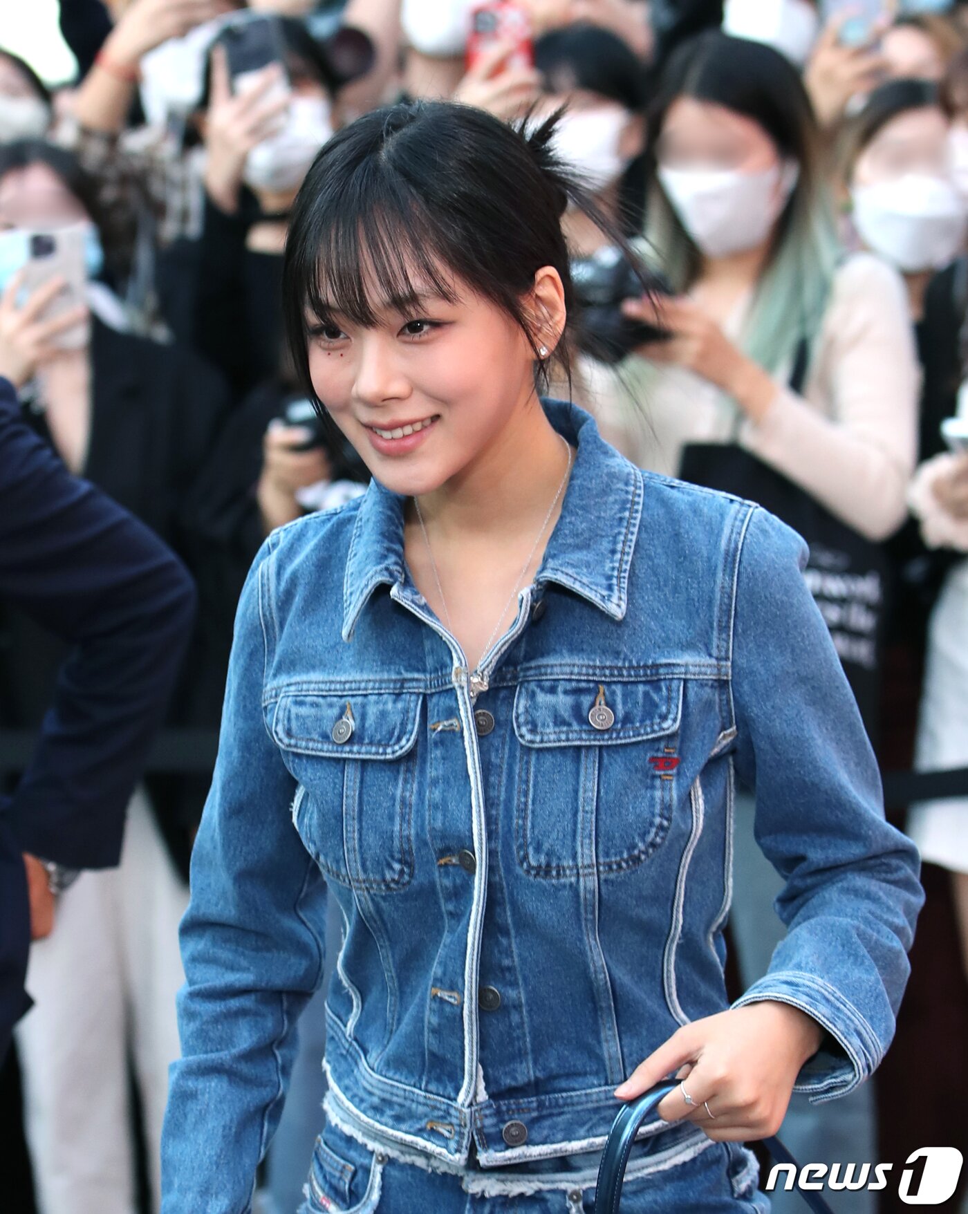 본문 이미지 - 가수 비비가 21일 오후 서울 용산구 한남동 디젤 스토어에서 열린 라이프 스타일 브랜드 디젤(Diesel) 오픈 기념 행사에 참석하고 있다. ⓒ News1 권현진 기자