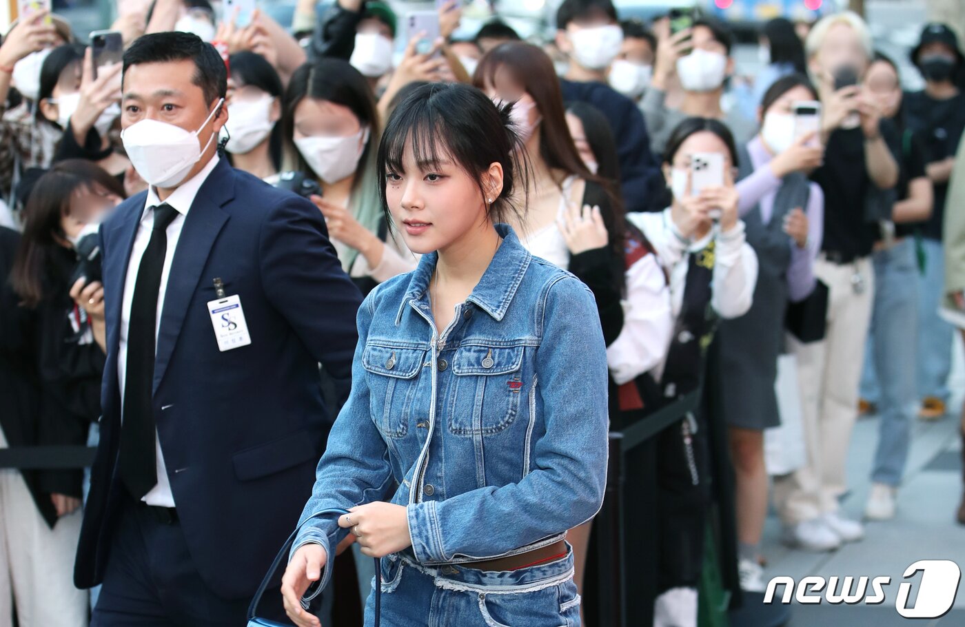 본문 이미지 - 가수 비비가 21일 오후 서울 용산구 한남동 디젤 스토어에서 열린 라이프 스타일 브랜드 디젤(Diesel) 오픈 기념 행사에 참석하고 있다. ⓒ News1 권현진 기자