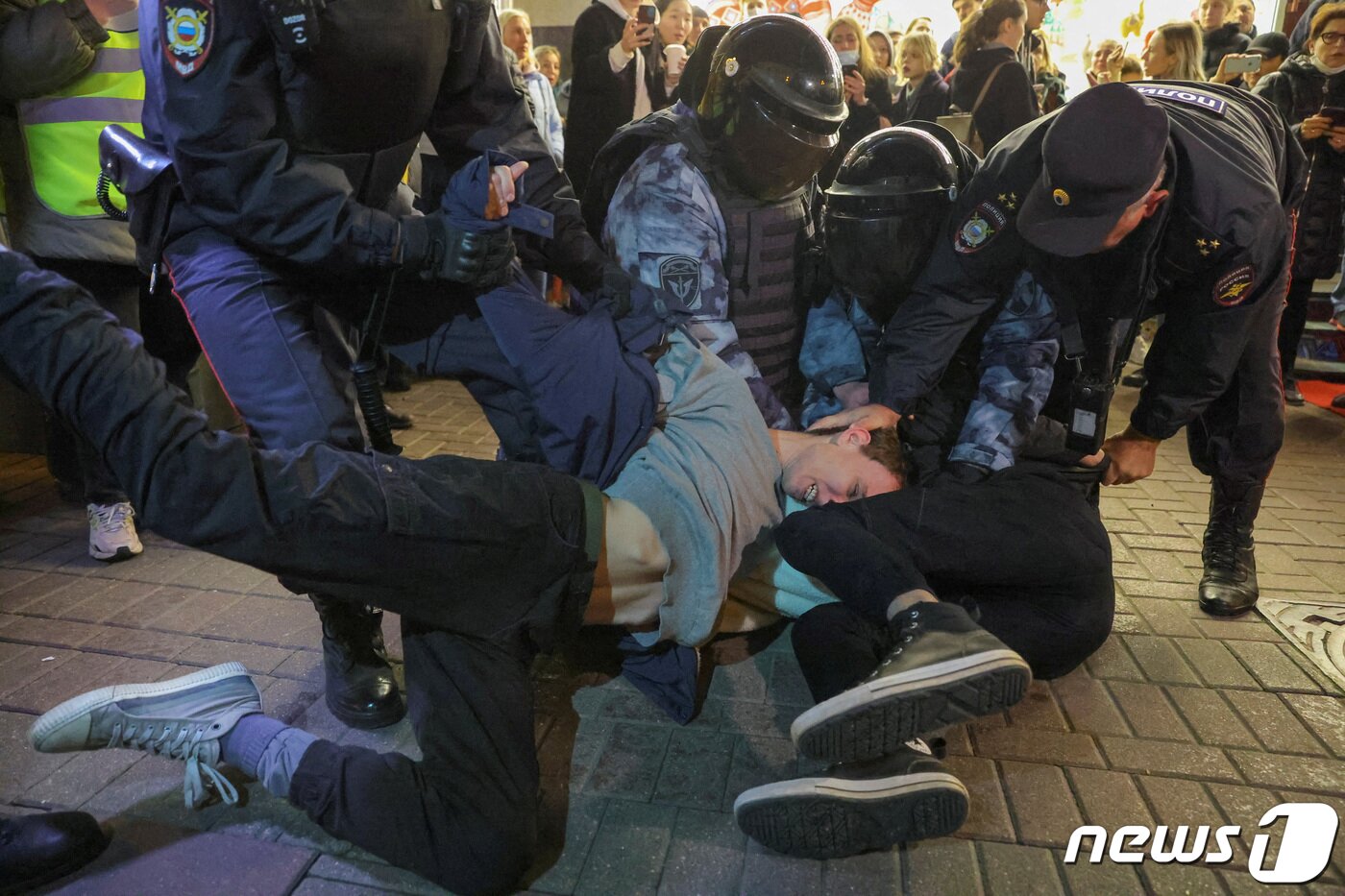 본문 이미지 - 21일(현지시간) 러시아 수도 모스크바에서 전경 여러명이서 '전시 동원령'에 반대하는 남성 한명을 제압하고 있다. 2022.09.22 ⓒ 로이터=뉴스1 ⓒ News1 정윤미 기자