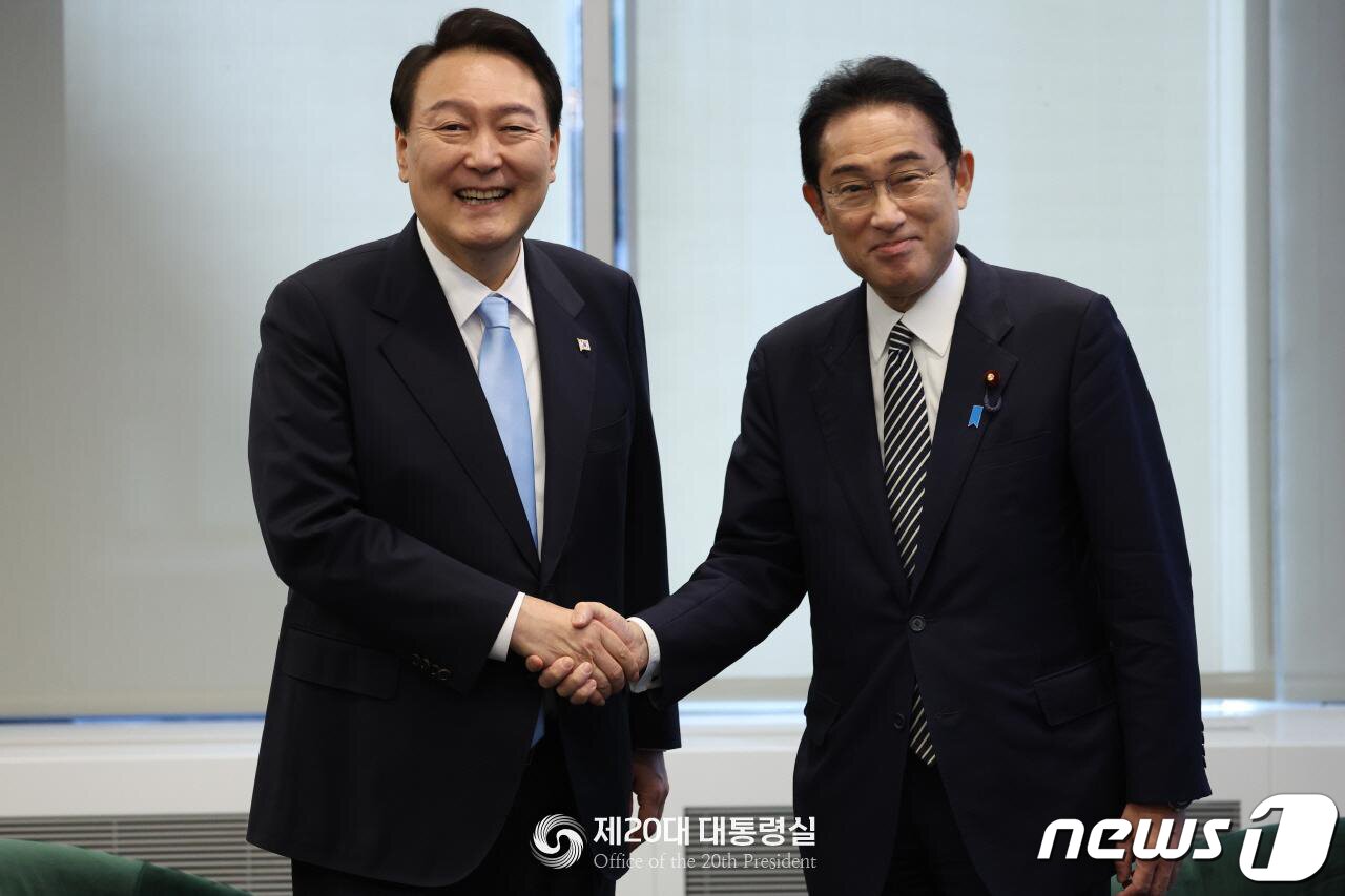 본문 이미지 - 윤석열 대통령과 기시다 후미오 일본 총리가 21일(현지시간) 미국 뉴욕의 한 컨퍼런스 빌딩에서 열린 약식회담에 앞서 기념 촬영을 하고 있다. (대통령실 홈페이지) 2022.9.22/뉴스1 ⓒ News1 오대일 기자