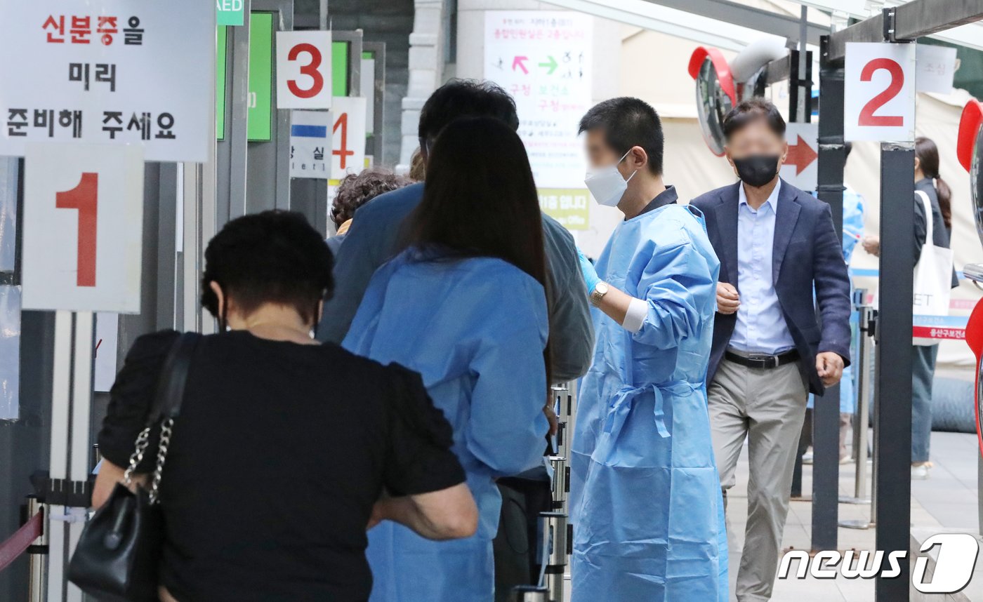 본문 이미지 - 22일 오전 서울 용산구보건소 신종 코로나바이러스 감염증&#40;코로나19&#41; 선별진료소를 찾은 시민들이 검사를 받기 위해 줄을 서고 있다. 2022.9.22/뉴스1 ⓒ News1 장수영 기자