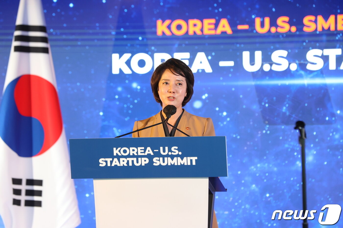 본문 이미지 - 이영 중소벤처기업부 장관이 21일(현지시간) 미국 뉴욕 Pier17에서 열린 ‘한미 스타트업 서밋’에서 대통령 인사말을 대독하고 있다. (중소벤처기업부 제공) 2022.9.22/뉴스1