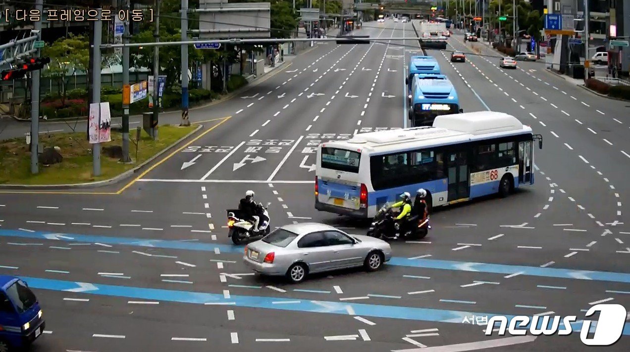 부산 부산진구 서면교차로에서  폭주족들이 활주하고 있는 모습.&#40;부산경찰청 제공&#41;