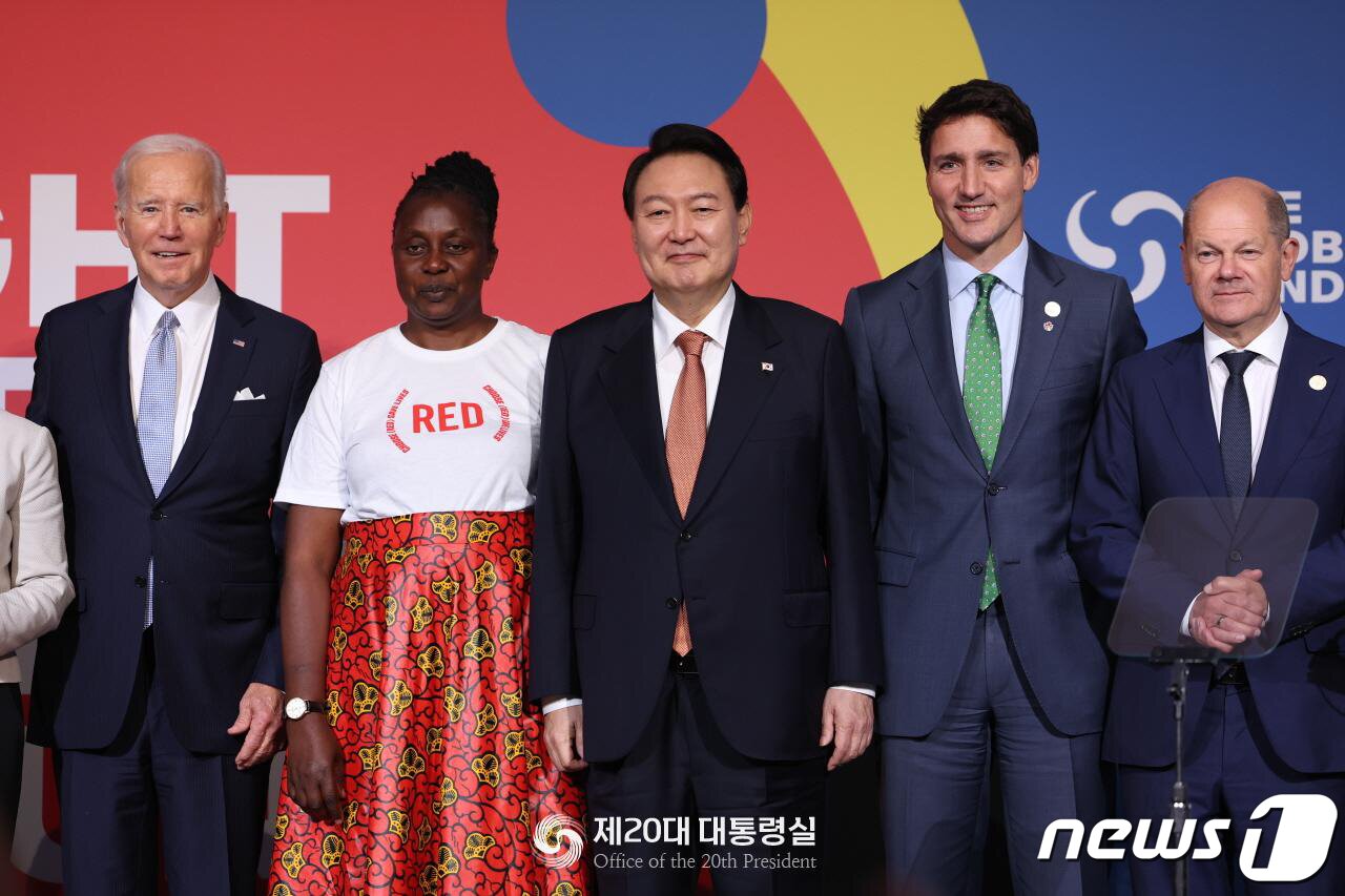 본문 이미지 - 윤석열 대통령이 21일(현지시간) 미국 뉴욕의 한 빌딩에서 열린 글로벌펀드 제7차 재정공약회의에서 조 바이든 미국 대통령을 비롯한 각국 정상들과 기념 촬영을 하고 있다. (대통령실 홈페이지) 2022.9.22/뉴스1 ⓒ News1 오대일 기자