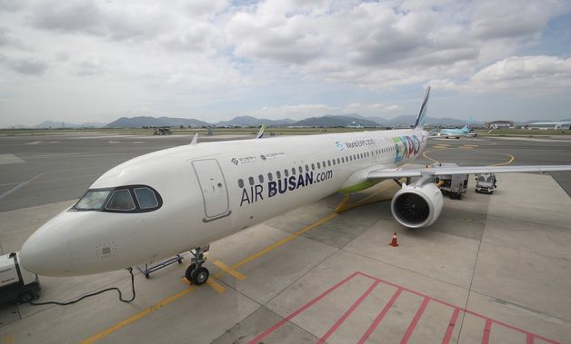 김해공항 항공기 이륙 직전 승객 보조배터리서 연기…218명 대피